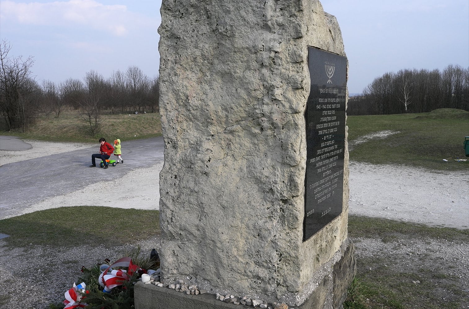 Un mémorial du camp de concentration de Plaszow dédié aux victimes juives du site. (Crédit : Jason Francisco) Un mémorial du camp de concentration de Plaszow dédié aux victimes juives du site. (Crédit : Jason Francisco)
