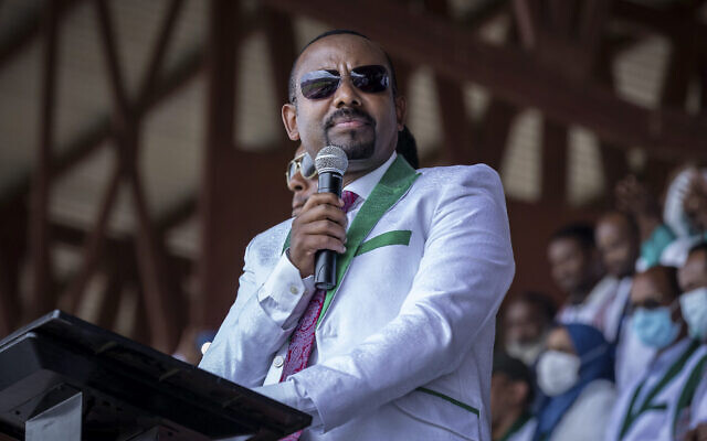 Le Premier ministre éthiopien Abiy Ahmed prend la parole lors d'un dernier meeting de campagne dans un stade de la ville de Jimma, dans le sud-ouest de la région d'Oromia, en Éthiopie, le 16 juin 2021. (Crédit : AP Photo/ Mulugeta Ayene, Dossier) Le Premier ministre éthiopien Abiy Ahmed prend la parole lors d'un dernier meeting de campagne dans un stade de la ville de Jimma, dans le sud-ouest de la région d'Oromia, en Éthiopie, le 16 juin 2021. (Crédit : AP Photo/ Mulugeta Ayene, Dossier)