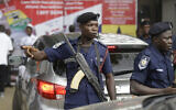 Un bureau de police dirige la circulation dans les rues d'Accra, au Ghana, le 10 décembre 2016. (Crédit : AP/ Sunday Alamba/ Dossier)