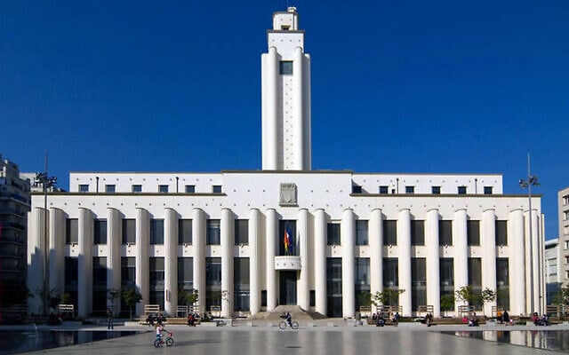 L'hôtel de ville de Villeurbanne, place Lazare-Goujon. (Crédit : Rvince / CC BY 3.0)