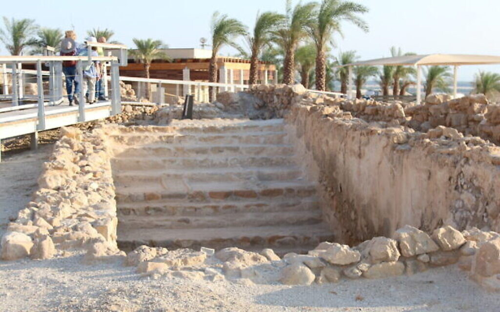 Un énorme bain rituel dans le parc national de Qumran était utilisé pour la purification rituelle par une secte juive ascétique il y a environ 2 000 ans. (Crédit : Shmuel Bar-Am)