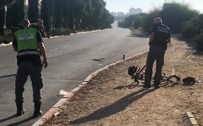 La police de Rishon Lezion sur les lieux d'un délit de fuite présumé ayant entraîné la mort d'un motocycliste, le 6 novembre 2021. (Crédit : Police israélienne)