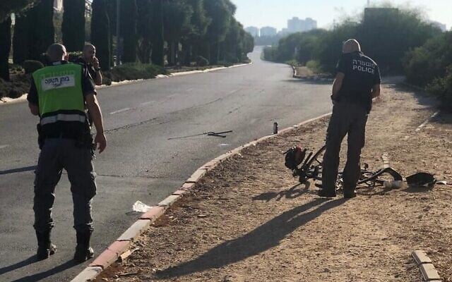 La police de Rishon Lezion sur les lieux d'un délit de fuite présumé ayant entraîné la mort d'un motocycliste, le 6 novembre 2021. (Crédit : Police israélienne)