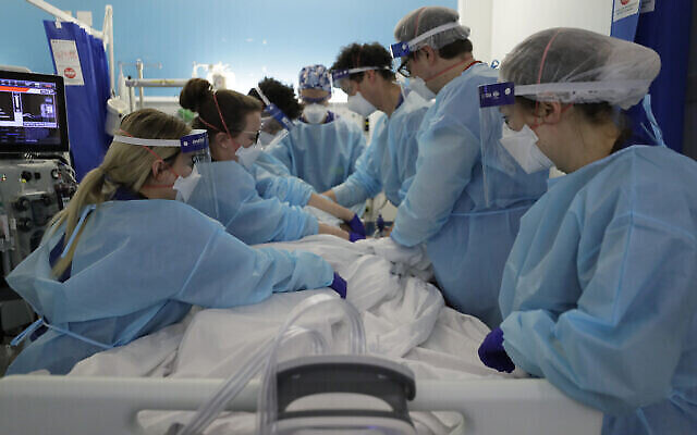 Soins intensifs pour un patient atteint de la maladie COVID-19 à Londres (Crédit : AP Photo/Kirsty Wigglesworth, Pool) Soins intensifs pour un patient atteint de la maladie COVID-19 à Londres (Crédit : AP Photo/Kirsty Wigglesworth, Pool)