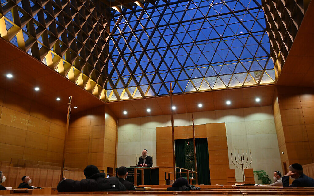 Un rabbin parle de la portion hebdomadaire de la Torah à la synagogue Ohel Jakob de Munich, le 23 novembre 2021. (Crédit : Cnaan Liphshiz/JTA) Un rabbin parle de la portion hebdomadaire de la Torah à la synagogue Ohel Jakob de Munich, le 23 novembre 2021. (Crédit : Cnaan Liphshiz/JTA)