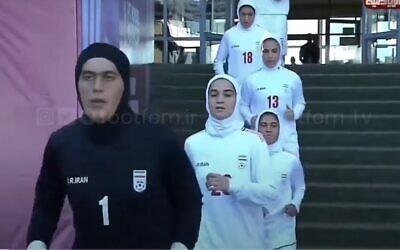 La gardienne de but de l'Iran entre sur le terrain lors des qualifications pour la Coupe d'Asie féminine de l'AFC Inde 2022 contre la Jordanie, le 25 septembre 2021. (Capture d'écran Youtube)