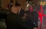 L'ambassadrice israélienne en Grande-Bretagne Tzipi Hotovely évacuée en présence de gardes de sécurité d'un événement à la London School of Economics, le 9 novembre 2021. (Capture d'écran/Twitter)