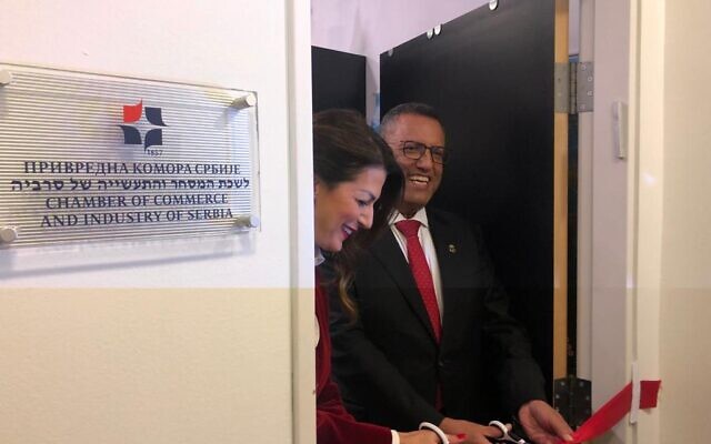 La ministre serbe du commerce et du tourisme, Tatjana Matic (à gauche), et le maire de Jérusalem, Moshe Lion (à droite), coupent le ruban du bureau de l'innovation de la Chambre de commerce serbe à Jérusalem, le 14 novembre 2021 (Lazar Berman/Times of Israel).