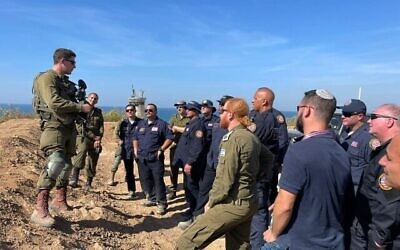 Des soldats du Front intérieur de Tsahal s'entraînent avec des pompiers américains qui ont travaillé avec eux sur l'effondrement de l'immeuble de Surfside, en novembre 2021 (avec l'aimable autorisation de Tsahal).