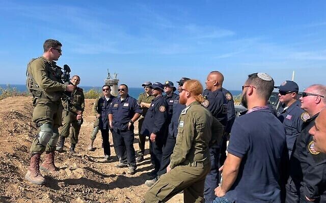 Des soldats du Front intérieur de Tsahal s'entraînent avec des pompiers américains qui ont travaillé avec eux sur l'effondrement de l'immeuble de Surfside, en novembre 2021 (avec l'aimable autorisation de Tsahal).