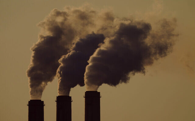 Les émissions s'élèvent des cheminées de la centrale électrique au charbon Jeffrey Energy Center alors que le soleil se couche, près d'Emmett, Kansas, États-Unis, le 18 septembre 2021. (Crédit : Charlie Riedel/AP) Les émissions s'élèvent des cheminées de la centrale électrique au charbon Jeffrey Energy Center alors que le soleil se couche, près d'Emmett, Kansas, États-Unis, le 18 septembre 2021. (Crédit : Charlie Riedel/AP)