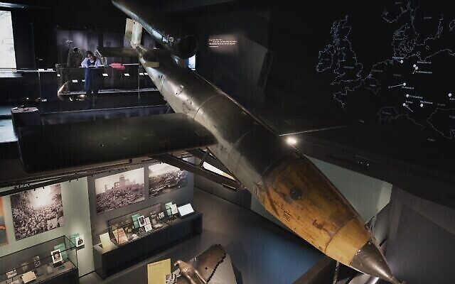 Emily Thomas, technicienne en conservation, nettoie une bombe volante V1, photographiée à l'intersection entre la galerie de la Shoah et la galerie de la Seconde Guerre mondiale, au Musée impérial de la guerre de Londres, le 30 septembre 2021. (Crédit : avec l'aimable autorisation de l'IWM)
