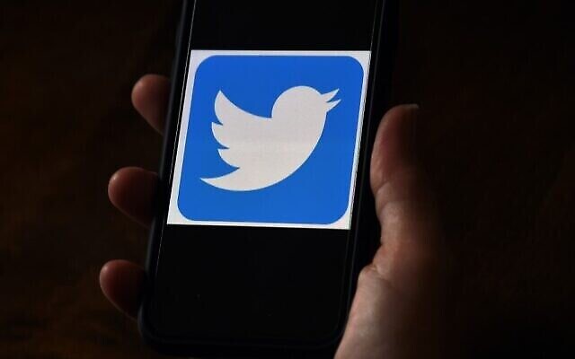 Dans cette photo d'illustration, le logo de Twitter est affiché sur un téléphone portable le 27 mai 2020, à Arlington, en Virginie. (Crédit : Olivier DOULIERY / AFP)