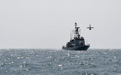 Un drone Martin de la marine américaine survole les eaux du Golfe alors que la force navale royale de Bahreïn (RBNF) Abdulrahman Al Fadhel participe à un exercice naval conjoint entre le commandement de la 5e flotte américaine et les forces bahreïniennes, le 26 octobre 2021. (Crédit : Mazen Mahdi/AFP)
