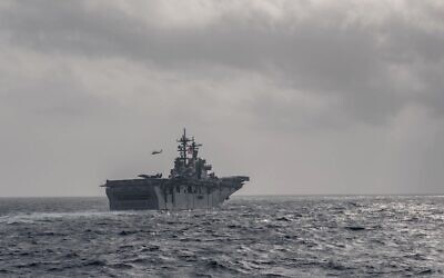 Un porte-hélicoptères du Commandement central américain, l'USS Portland, navigue dans la mer d'Arabie avant un exercice de forces spéciales de deux semaines avec Israël, le 13 septembre 2021. (Crédit : Sgt. Seth Rosenberg/CENTCOM)