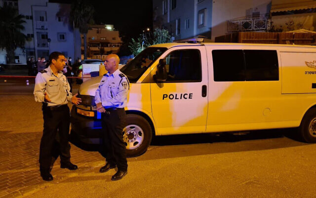 Des policiers sur les lieux d'une explosion qui a tué un homme à Beersheba, le 12 novembre 2021. (Crédit : Police israélienne)