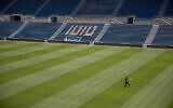 Le Teddy Stadium à Jérusalem avant la réouverture de la saison de football, le 27 mai 2020. (Crédit : Yonatan Sindel/Flash90)