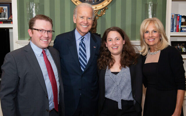 Aaron Keyak, à gauche, avec le vice-président de l'époque, Joe Biden, et la docteure Jill Biden lors d'une réception accueillant les responsables juifs à la Naval Observatory Residence à Washington, le 9 septembre 2015. (Crédit : Official White House Photo by David Lienemann via JTA)