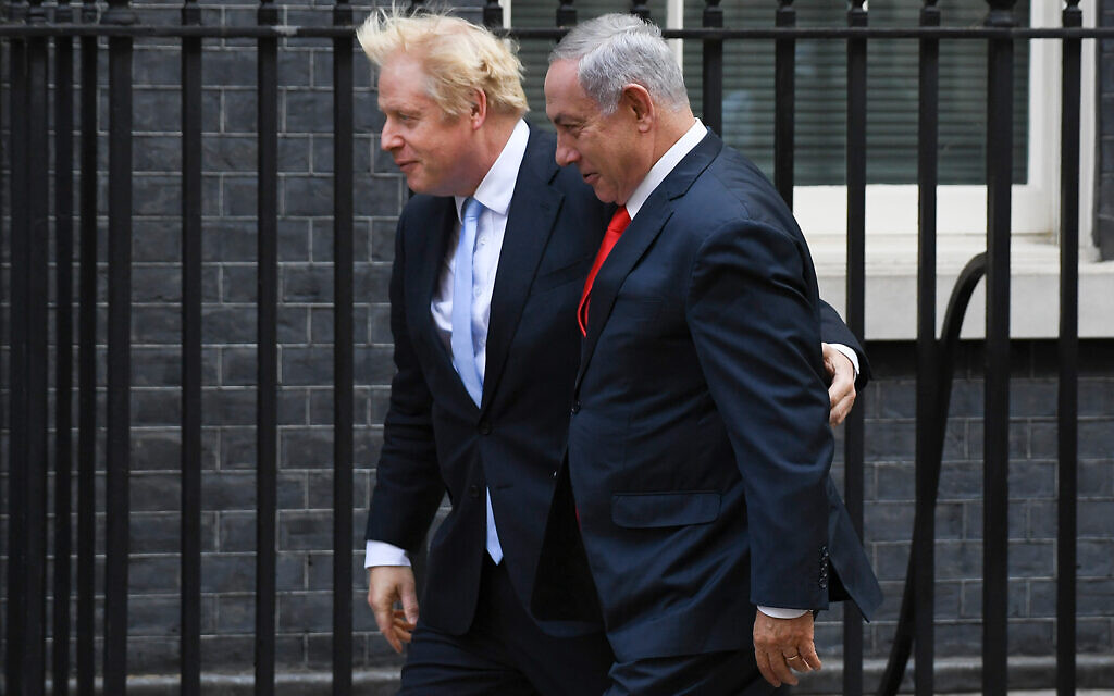 Le Premier ministre britannique Boris Johnson salue le Premier ministre de l'époque, Benjamin Netanyahu, à Downing Street, à Londres, le 5 septembre 2019. (Crédit :  AP Photo/Alberto Pezzali)