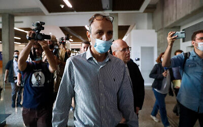 Shmulik Peleg, grand-père d'Eitan Biran, qui a survécu à un accident de téléphérique en Italie dans lequel ont péri ses parents, arrivant au tribunal à Tel Aviv, le 11 novembre 2021. (Crédit : Ariel Schalit/AP)