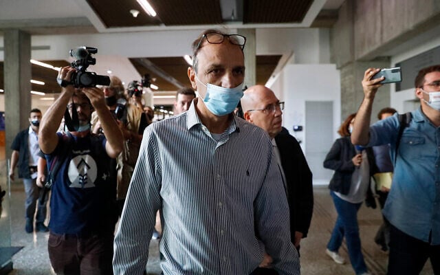 Shmulik Peleg, grand-père d'Eitan Biran, qui a survécu à un accident de téléphérique en Italie dans lequel ont péri ses parents, arrivant au tribunal à Tel Aviv, le 11 novembre 2021. (Crédit : Ariel Schalit/AP) Shmulik Peleg, grand-père d'Eitan Biran, qui a survécu à un accident de téléphérique en Italie dans lequel ont péri ses parents, arrivant au tribunal à Tel Aviv, le 11 novembre 2021. (Crédit : Ariel Schalit/AP)