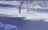 Capture d'écran de la vidéo de la caméra de sécurité qui a conduit à l'abandon des charges contre quatre hommes arabes israéliens accusés d'avoir battu un soldat de Tsahal qui n'était pas en service. (Douzième Chaîne)