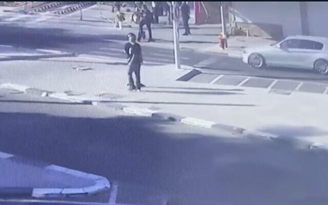 Capture d'écran de la vidéo de la caméra de sécurité qui a conduit à l'abandon des charges contre quatre hommes arabes israéliens accusés d'avoir battu un soldat de Tsahal qui n'était pas en service. (Douzième Chaîne) Capture d'écran de la vidéo de la caméra de sécurité qui a conduit à l'abandon des charges contre quatre hommes arabes israéliens accusés d'avoir battu un soldat de Tsahal qui n'était pas en service. (Douzième Chaîne)