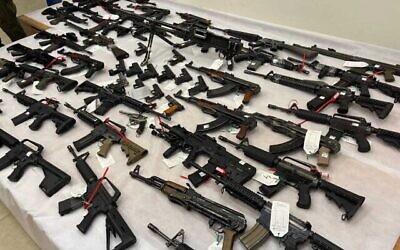 Quelques-unes des armes illégales saisies lors de descentes de police pour des armes dans la communauté arabe, le 9 novembre 2021. (Crédit : Police israélienne)