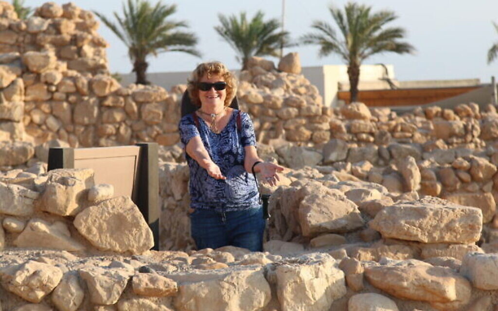Une fenêtre dans l'ancienne cuisine du parc national de Qumran était utilisée pour distribuer de la nourriture aux multitudes d'Esséniens qui venaient accomplir des rituels sur le site. (Crédit : Shmuel Bar-Am)