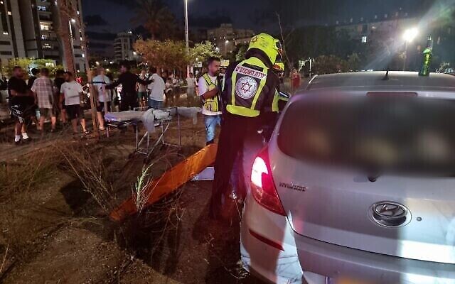 Des médecins se trouvent sur les lieux de la fusillade à Bat Yam, le 9 août 2021. (Magen David Adom)