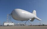 Un dirigeable massif contenant un système radar avancé qu'Israël prévoit de déployer dans le nord d'Israël pour détecter les missiles et les drones entrants, vu à sa base d'origine le 3 novembre 2021. (Crédit : Ministère de la Défense)