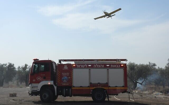 Les pompiers travaillent à éteindre un incendie près de Kafr Yasif, le 13 novembre 2021 (Services israéliens de secours et d'incendie) Les pompiers travaillent à éteindre un incendie près de Kafr Yasif, le 13 novembre 2021 (Services israéliens de secours et d'incendie)