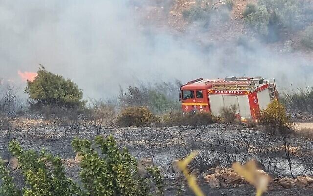 Les pompiers travaillent à éteindre un incendie près de Yarka, le 13 novembre 2021 (Services israéliens de secours et d'incendie) Les pompiers travaillent à éteindre un incendie près de Yarka, le 13 novembre 2021 (Services israéliens de secours et d'incendie)