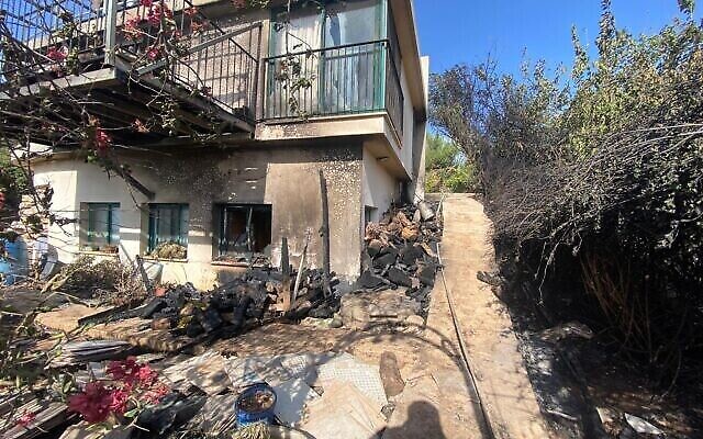 Une maison endommagée par un incendie dans le village septentrional de Gita, le 13 novembre 2021 (Services israéliens de secours et d'incendie) Une maison endommagée par un incendie dans le village septentrional de Gita, le 13 novembre 2021 (Services israéliens de secours et d'incendie)