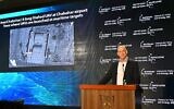 Le ministre de la Défense Benny Gantz révèle l'emplacement d'une prétendue base de drones iraniens dans le sud de l'Iran lors d'un discours à l'Université Reichman le 23 novembre 2021. (Crédit : Ariel Hermoni/Ministère de la Défense)