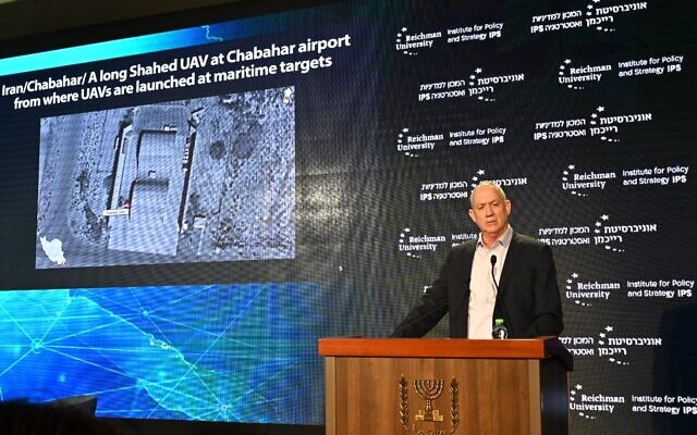 Le ministre de la Défense Benny Gantz révèle l'emplacement d'une prétendue base de drones iraniens dans le sud de l'Iran lors d'un discours à l'Université Reichman le 23 novembre 2021. (Crédit : Ariel Hermoni/Ministère de la Défense)