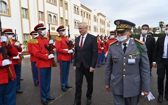 Le ministre de la Défense Benny Gantz, au centre, visite le quartier général des Forces armées royales marocaines à Rabat, le 24 novembre 2021. (Crédit : Ministère de la Défense) Le ministre de la Défense Benny Gantz, au centre, visite le quartier général des Forces armées royales marocaines à Rabat, le 24 novembre 2021. (Crédit : Ministère de la Défense)
