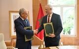 Le ministre de la Défense Benny Gantz, à droite, serre la main à son homologue marocain Abdellatif Loudiyi après la signature d'un protocole d'accord entre les deux pays au ministère de la Défense marocain de Rabat, le 24 novembre 2021. (Crédit : ministère de la Défense)