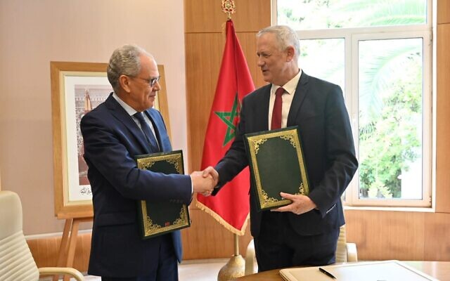 Le ministre de la Défense Benny Gantz, à droite, serre la main à son homologue marocain Abdellatif Loudiyi après la signature d'un protocole d'accord entre les deux pays au ministère de la Défense marocain de Rabat, le 24 novembre 2021. (Crédit : ministère de la Défense) Le ministre de la Défense Benny Gantz, à droite, serre la main à son homologue marocain Abdellatif Loudiyi après la signature d'un protocole d'accord entre les deux pays au ministère de la Défense marocain de Rabat, le 24 novembre 2021. (Crédit : ministère de la Défense)