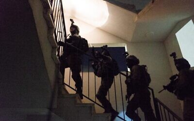 Photo non datée montrant les forces israéliennes effectuant un raid sur une maison dans le cadre d'un effort visant à démanteler une importante cellule du Hamas planifiant des attaques terroristes contre des cibles israéliennes en Cisjordanie et à Jérusalem. (Crédit: armée israélienne)
