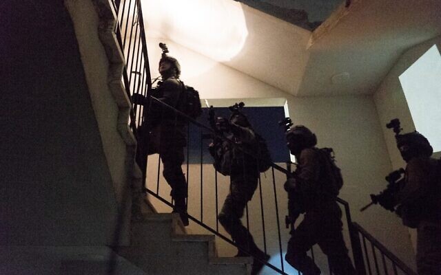 Photo non datée montrant les forces israéliennes effectuant un raid sur une maison dans le cadre d'un effort visant à démanteler une importante cellule du Hamas planifiant des attaques terroristes contre des cibles israéliennes en Cisjordanie et à Jérusalem. (Crédit: armée israélienne)