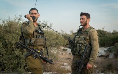 Des soldats israéliens participent à un exercice dans le nord d'Israël, en novembre 2021. (Crédit : Tsahal)