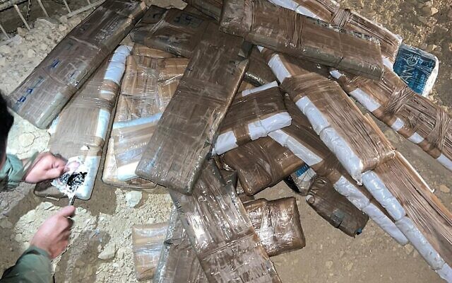 La cocaïne et la marijuana saisis pendant une tentative de trafic de drogue sur la frontière avec l'Égypte, le 20 novembre 2021. (Crédit : Armée israélienne)
