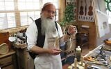 Zev Zalman Ludwick, autrefois un habitué de la scène musicale heavy metal, pose dans son atelier de luthier à Silver Spring, dans le Maryland, le 23 mai 2021. (Crédit : Ron Kampeas/ JTA)
