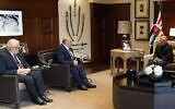 Le roi de Jordanie Abdallah II (R) rencontre le législateur israélien, le Ra'am Mansour Abbas (C) à Amman, le 9 novembre 2021 (Agence de presse Petra).