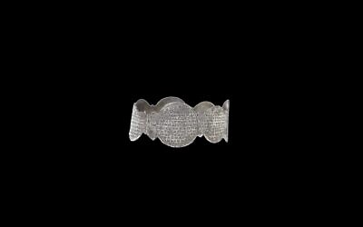 La manchette en argent vieille de 1 500 ans, sur laquelle sont inscrits les mots de la prière du Shema en grec, est au centre de l'exposition " Hear, O Israel : The Magic of the Shema", archéologique au Musée d'Israël qui se terminera en avril 2022. (Crédit : Laura Lachman)