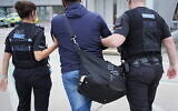 Un homme est arrêté à l'aéroport de Stansted le 5 novembre 2021. (Police de l'Essex)