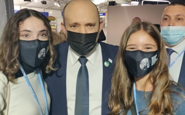 Alma Pomagrin, 15 ans (droite) et Lia Lev (16 ans) de la branche israélienne de Fridays4Future rencontrent le Premier ministre Naftali Bennett à la conférence de l'ONU sur le climat à Glasgow, en Écosse, le 1er novembre 2021. (Crédit : Sue Surkes/Times of Israel)