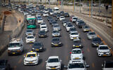 Embouteillages sur l'autoroute Ayalon, le 30 mars 2021. (Crédit : Miriam Alster/FLASH90)
