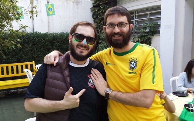 Illustration : Les rabbins Pessach Kauffman et Yehuda Levinzon de São Paulo lors d'une soirée de visionnage d'un match de la Coupe du monde de l'équipe du Brésil qui n'a pas eu lieu le jour du Shabbat. (courtoisie : Pessach Kauffman)